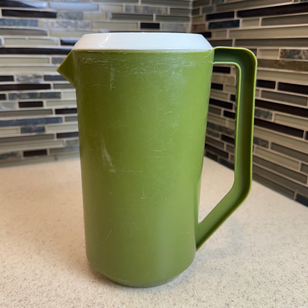 Vintage 1970s Rubbermaid Avocado Green Pitcher 2.25qt J-2445‎ w/ White Lid Retro